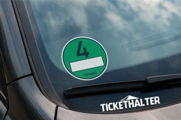 Tickethalter Aufkleber – Der kleine Held an deiner Scheibe!
